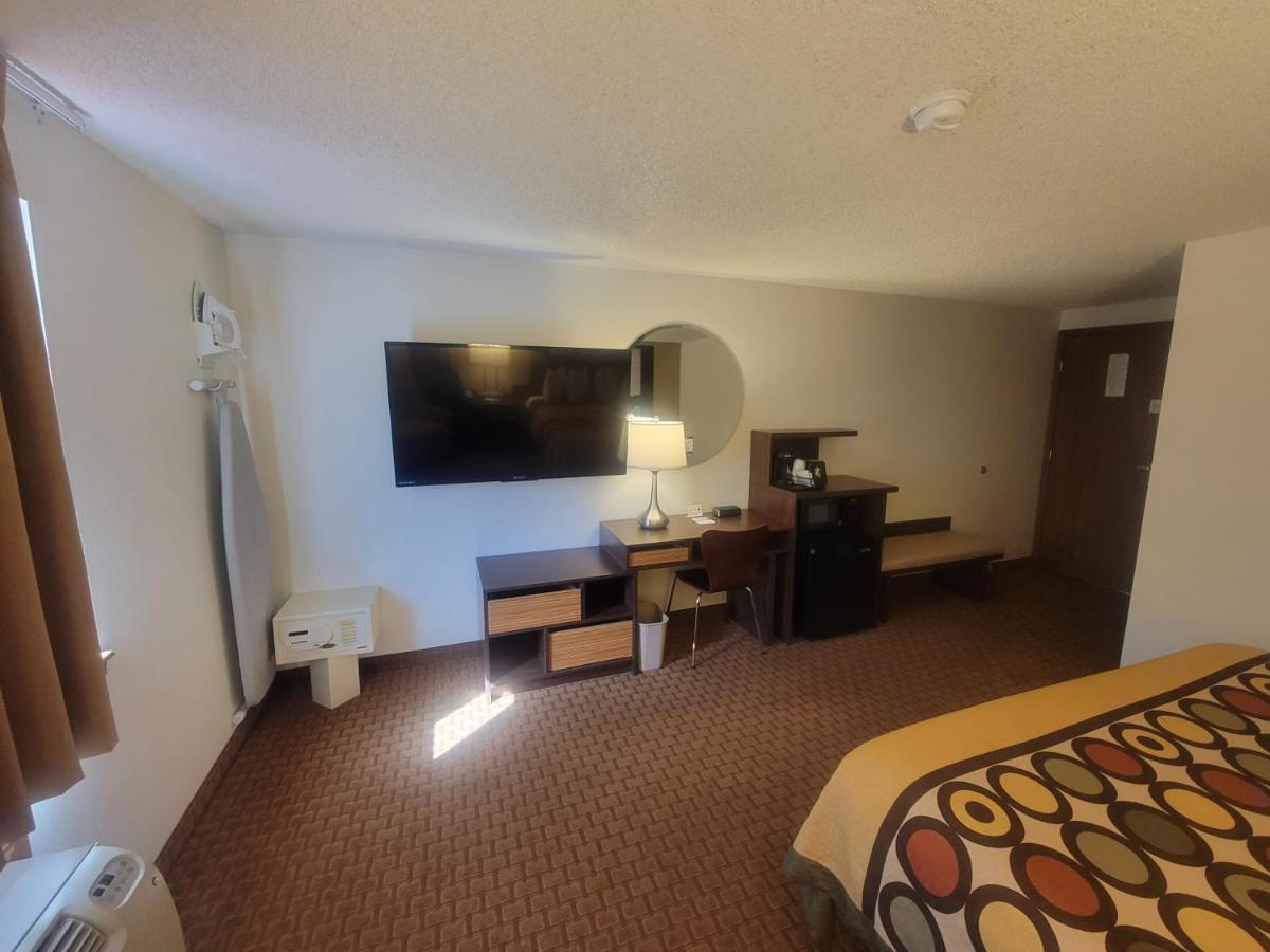 Super 8 By Wyndham Cody Hotel Exterior foto